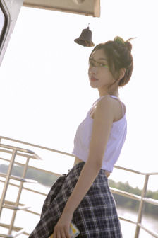 美女扒开粉嫩尿口的桶爽