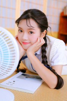 扒开她的乳罩狂摸她的胸亲吻